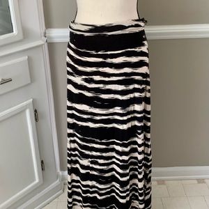 Roz & Ali 1X Maxi skirt stripe print black ivory